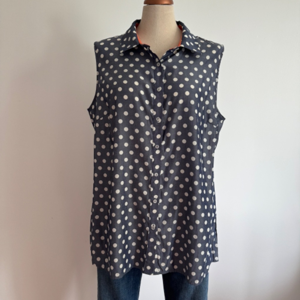 Laura - Blue and White Polka Dots Slevelless Button Down Shirt